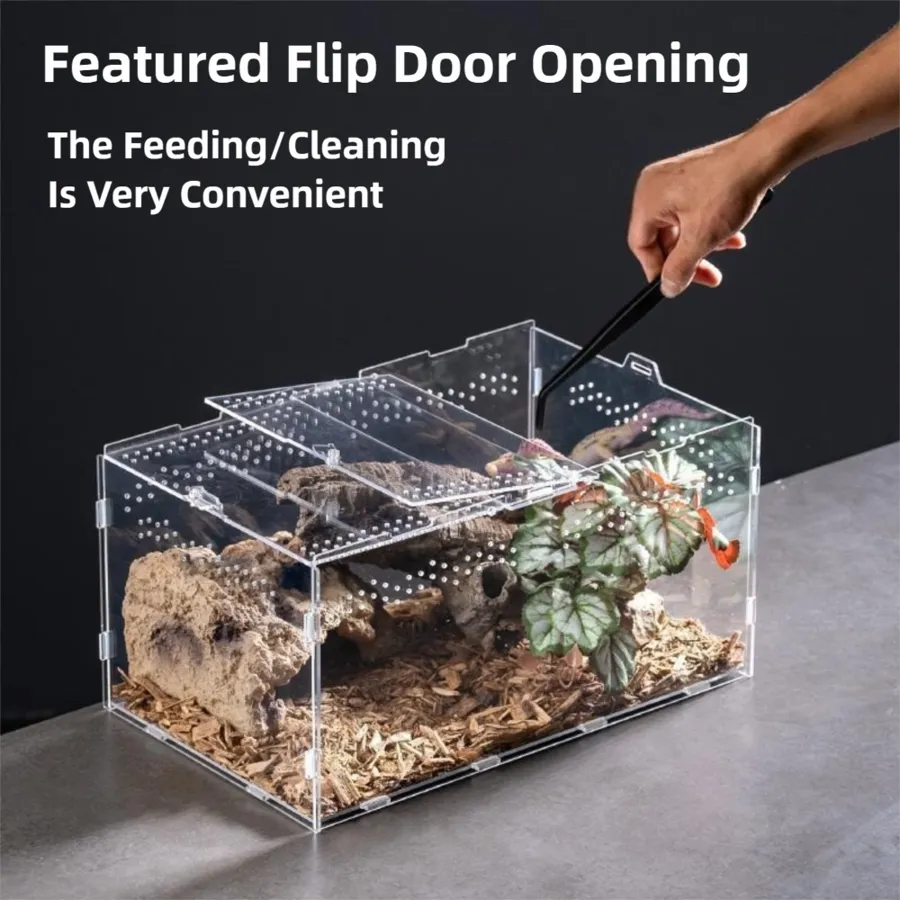 Front flip door on the TaranTerra House sling enclosure