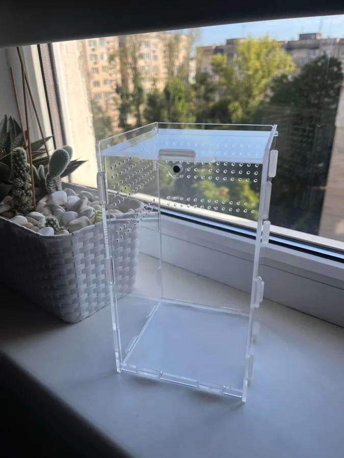 TaranTerra acrylic enclosure photographed by Oksana H., a verified buyer